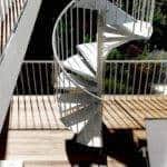 Escalera de caracol modelo Akua-Z con peldaños de metal estampado galvanizado y barandilla modelo R2 de Enesca.es