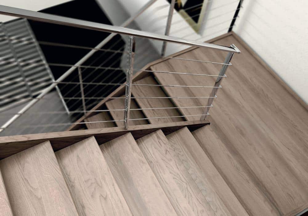 Escalera de tramos modelo Aris con peldaños de madera y barandilla modelo R5 y R7(1) de Enesca.es