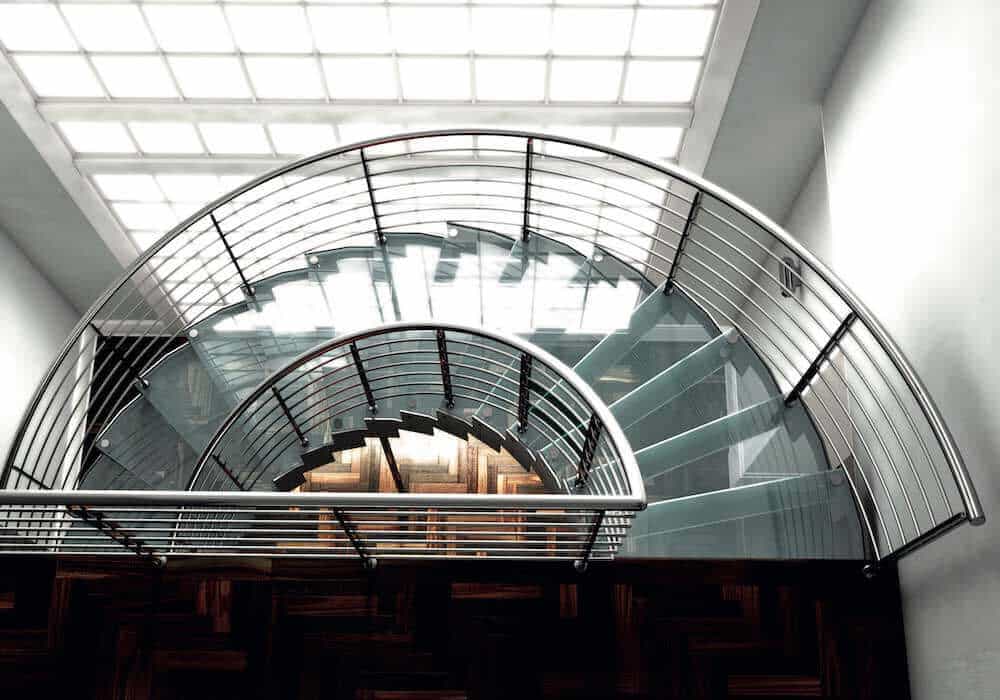 Escalera de tramos modelo Itron Cristal con doble estructura, peldaños de cristal y barandilla modelo R5(2) de Enesca.es
