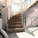 Escalera de tramos modelo Itron con estructura simple, peldaños de madera y barandilla modelo R5(4) de Enesca.es