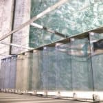 Escaleras modernas de cristal y metal inox de Enesca.es
