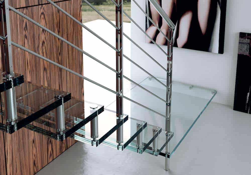 Escalera de tramos modelo Glam Cristal con peldaños de cristal y barandilla modelo R52 de Enesca.es