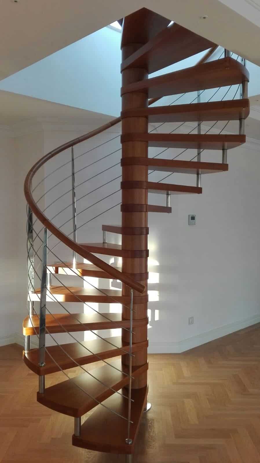 Escalera de caracol madera y metal de Enesca
