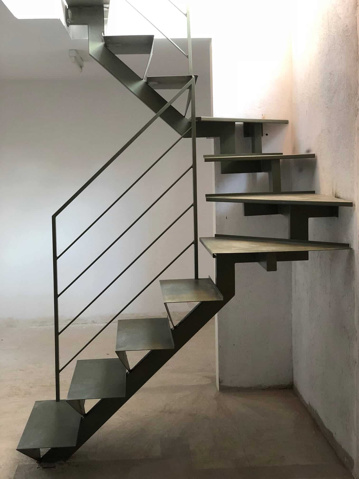 Escalera met&aacute;lica a tramos de Enesca