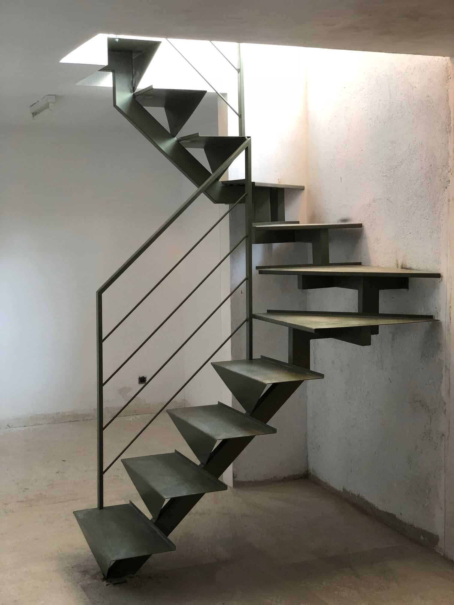 Escalera met&aacute;lica para s&oacute;tano de Enesca