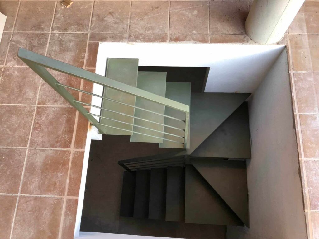 Escalera y baranda metálica de Enesca