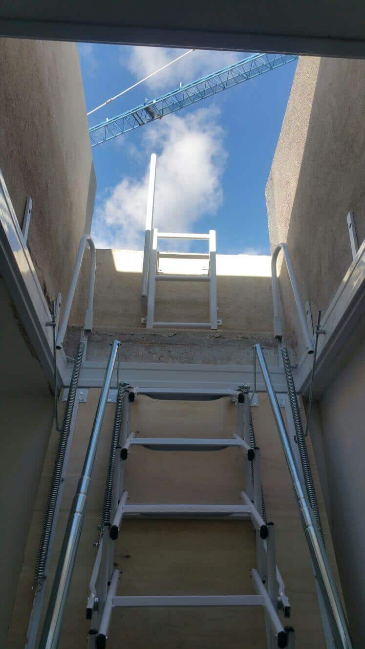 Escalera plegable para salida a terraza de Enesca