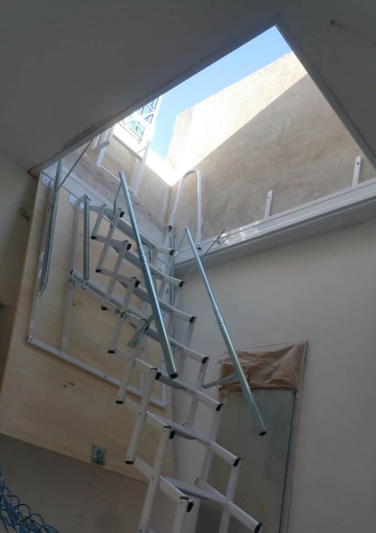 Escalera plegable tipo tijera para salida a terraza de Enesca
