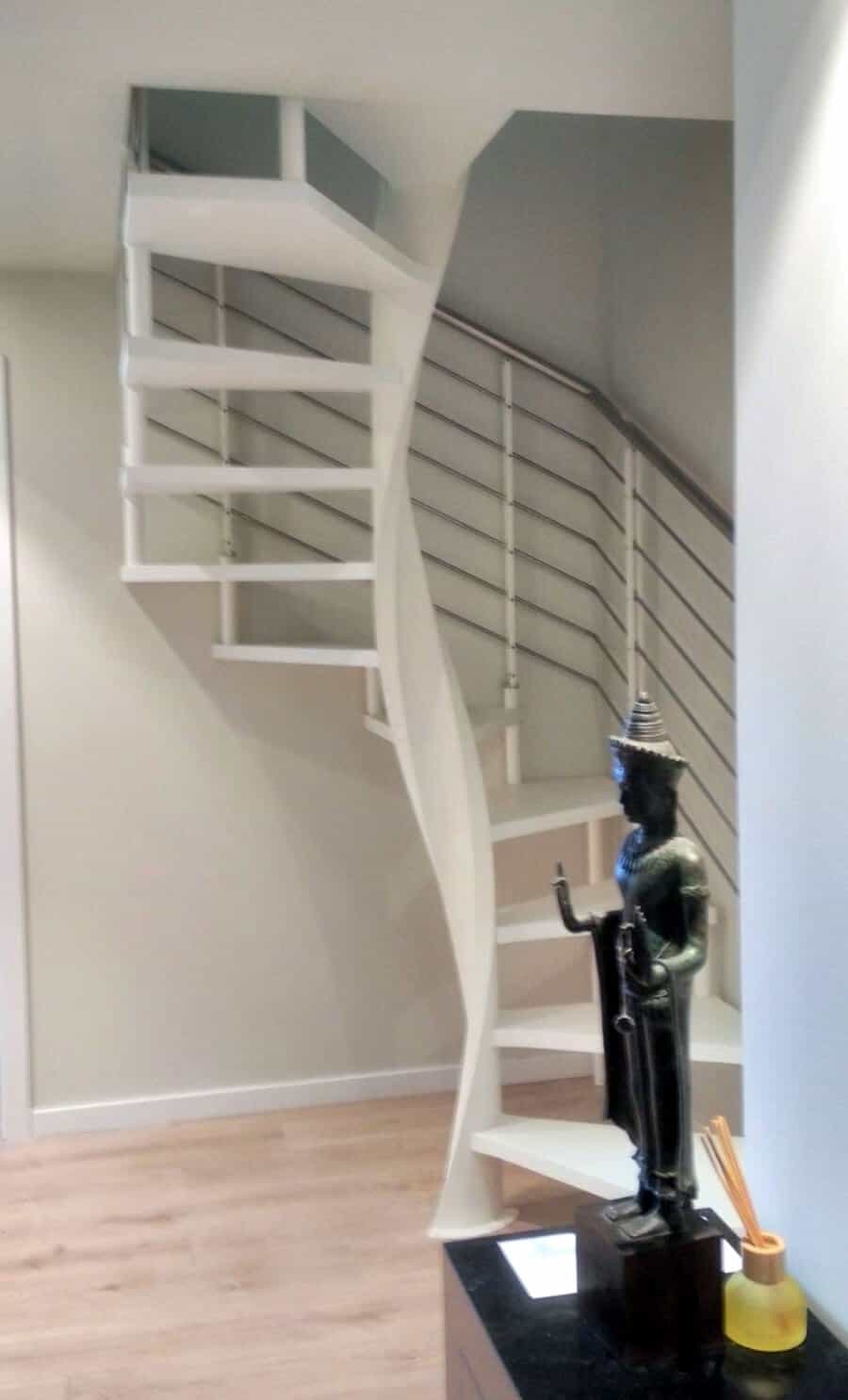 Escalera de caracol con eje helicoidal de Enesca