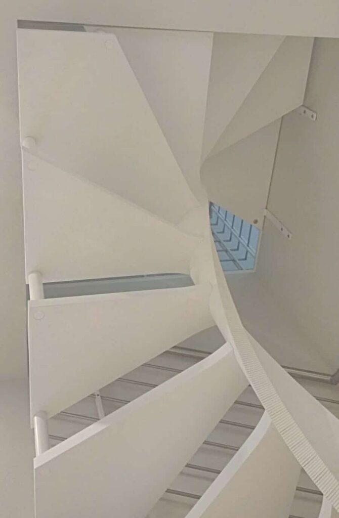 Escalera de caracol peldaño madera de Enesca
