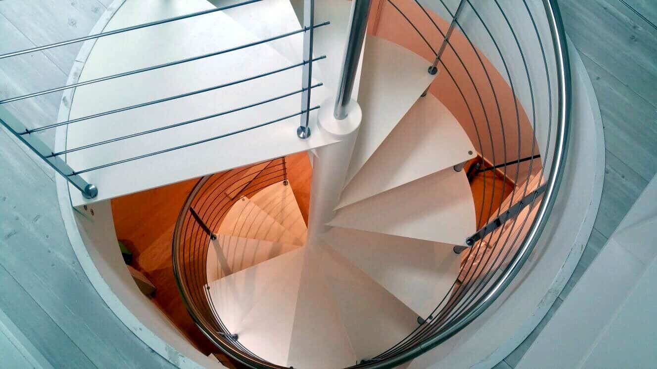 Escalera de caracol pelda&ntilde;os metalicos de Enesca