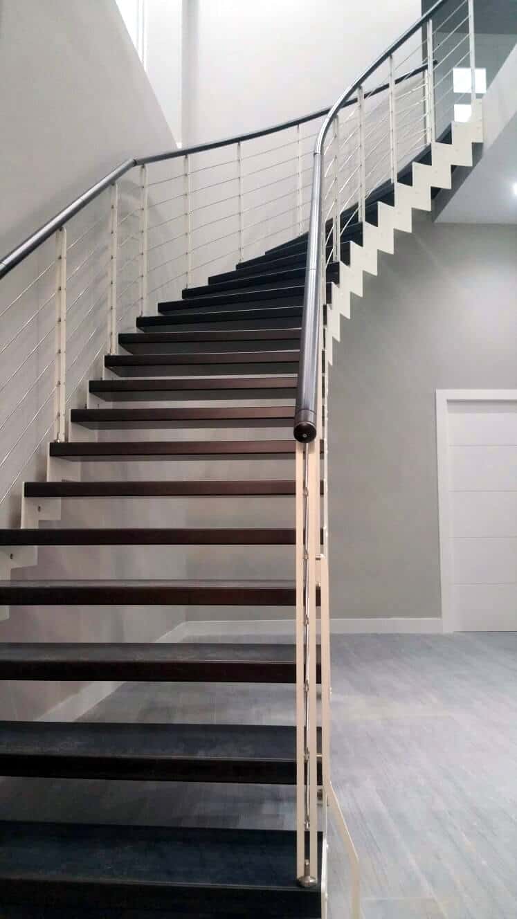Escalera a tramos metalica y de madera de Enesca