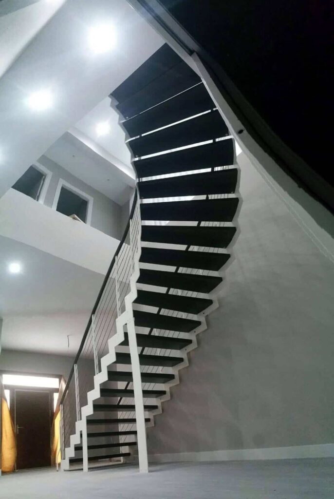 Escalera en curva de madera y metal de Enesca
