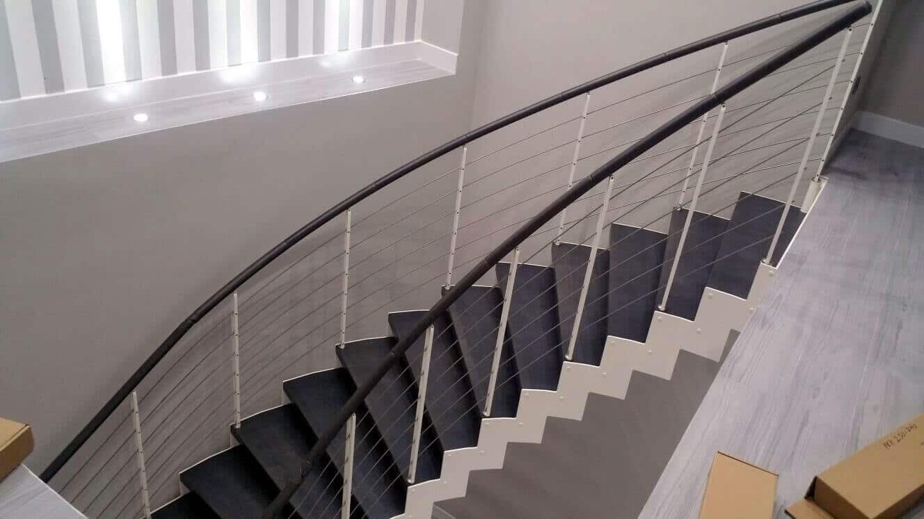 Escalera helicoidal con barandillas de Enesca
