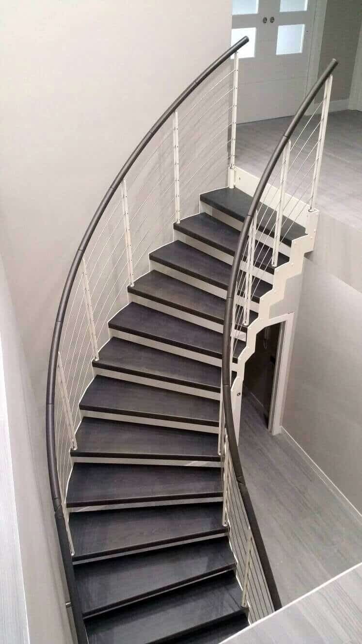 Escalera helicoidal de madera y metal de Enesca
