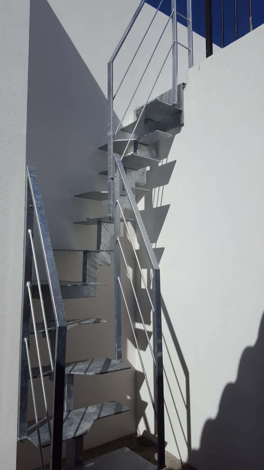 Escalera met&aacute;lica en kit para exterior de Enesca