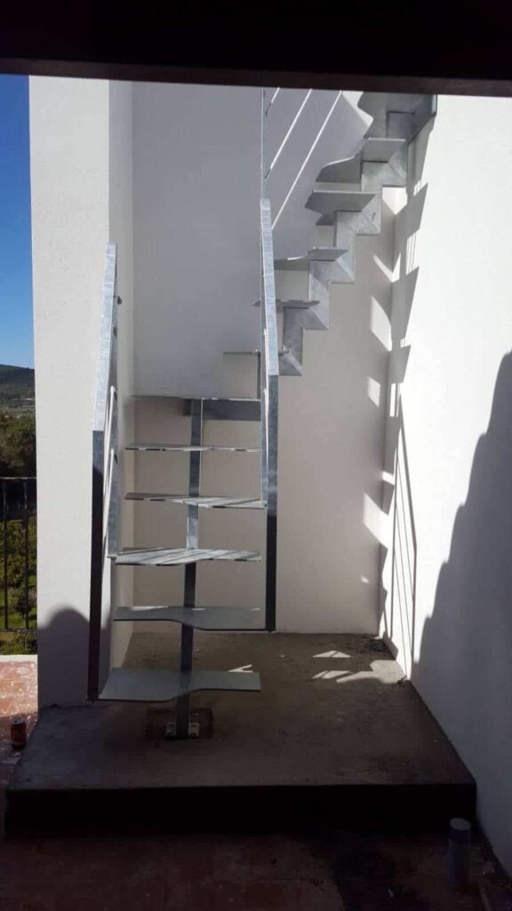 Escalera recta metálica de Enesca
