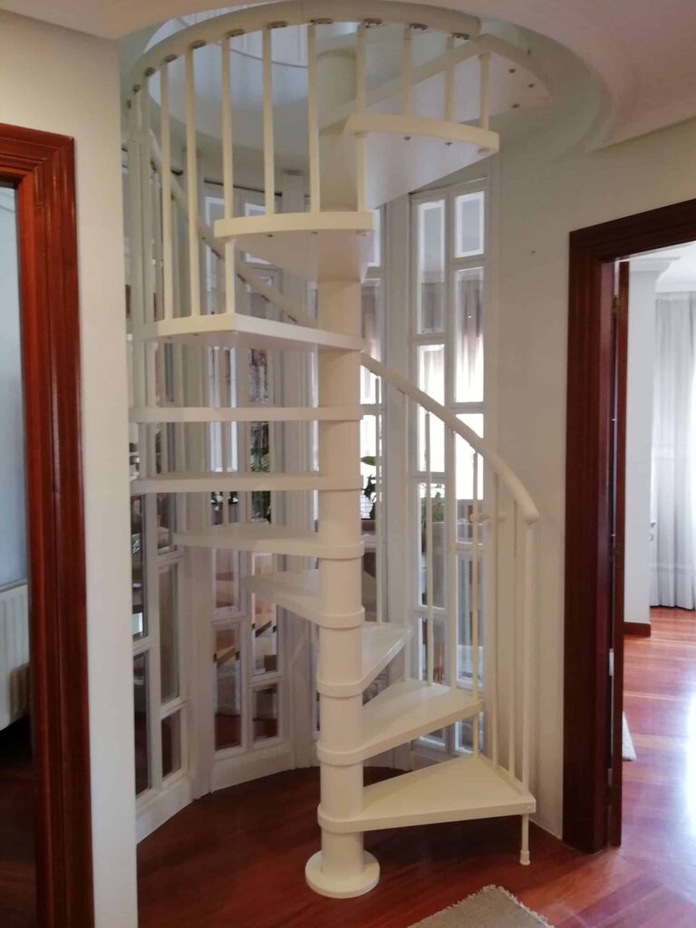 Escalera de caracol en madera lacada color blanco de Enesca.es