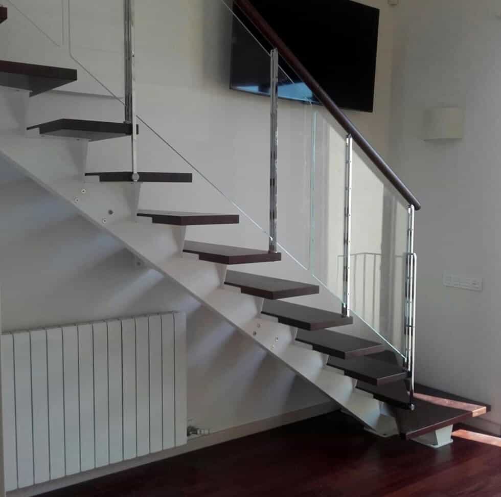 Escalera met&aacute;lica con baranda de cristal de Enesca