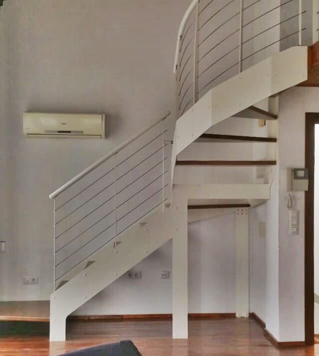 Escalera met&aacute;lica con pelda&ntilde;os de madera de Enesca