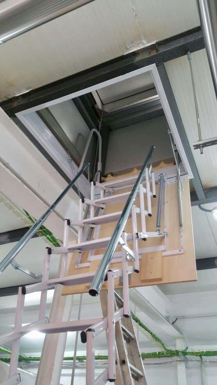 Escalera plegable para salida a tejado tipo tijera modelo flexa de Enesca