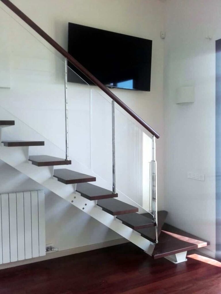 Escalera recta con baranda de cristal de Enesca
