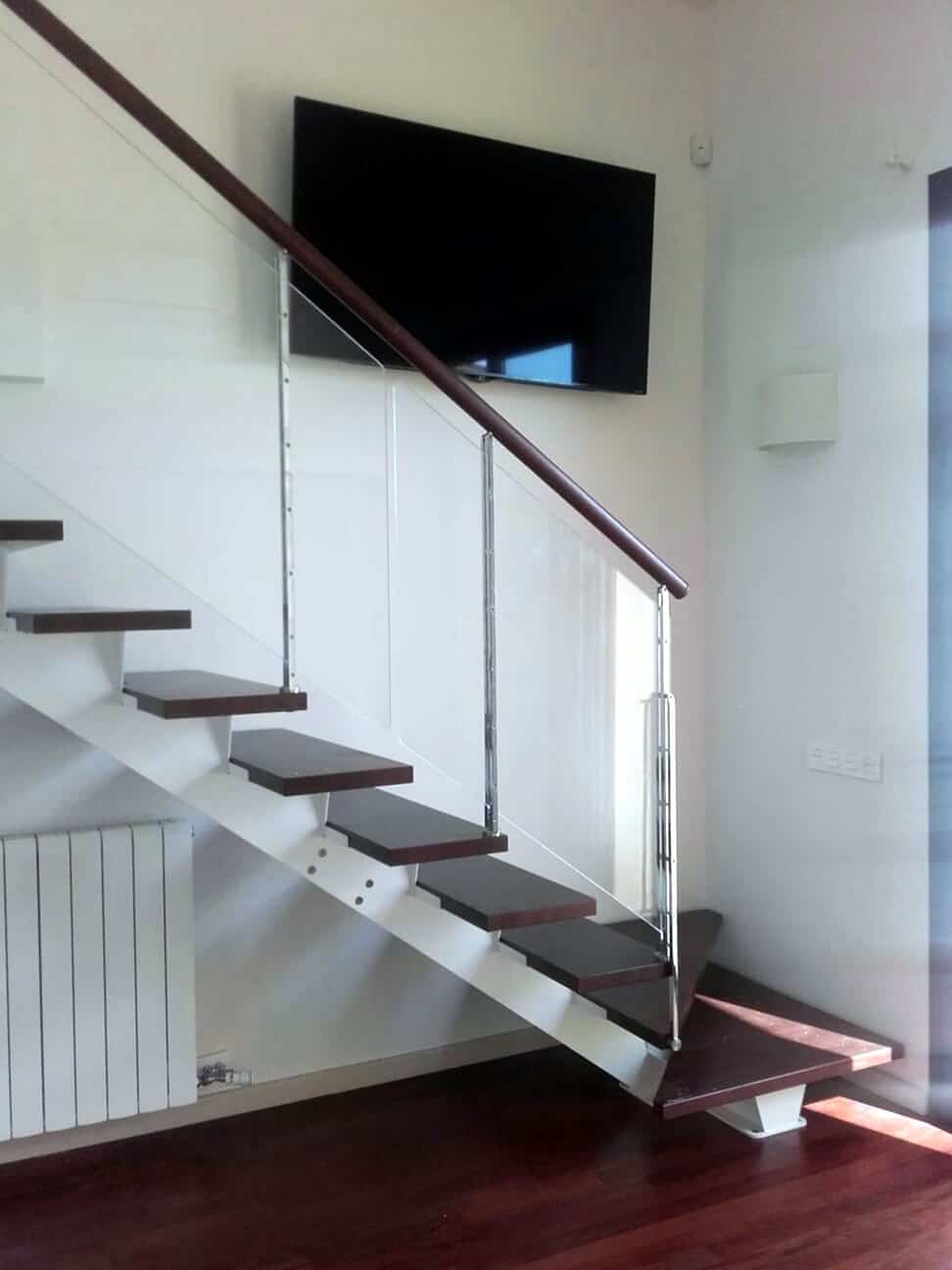 Escalera recta con baranda de cristal de Enesca