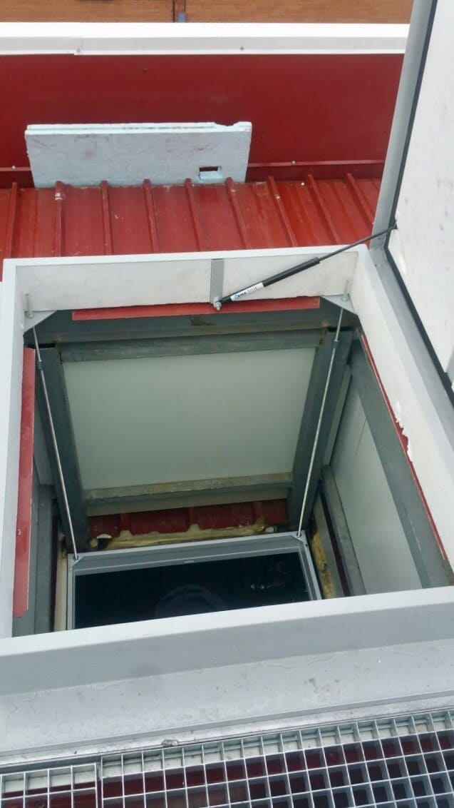 Tapa para salida a terraza con escalera plegable de Enesca