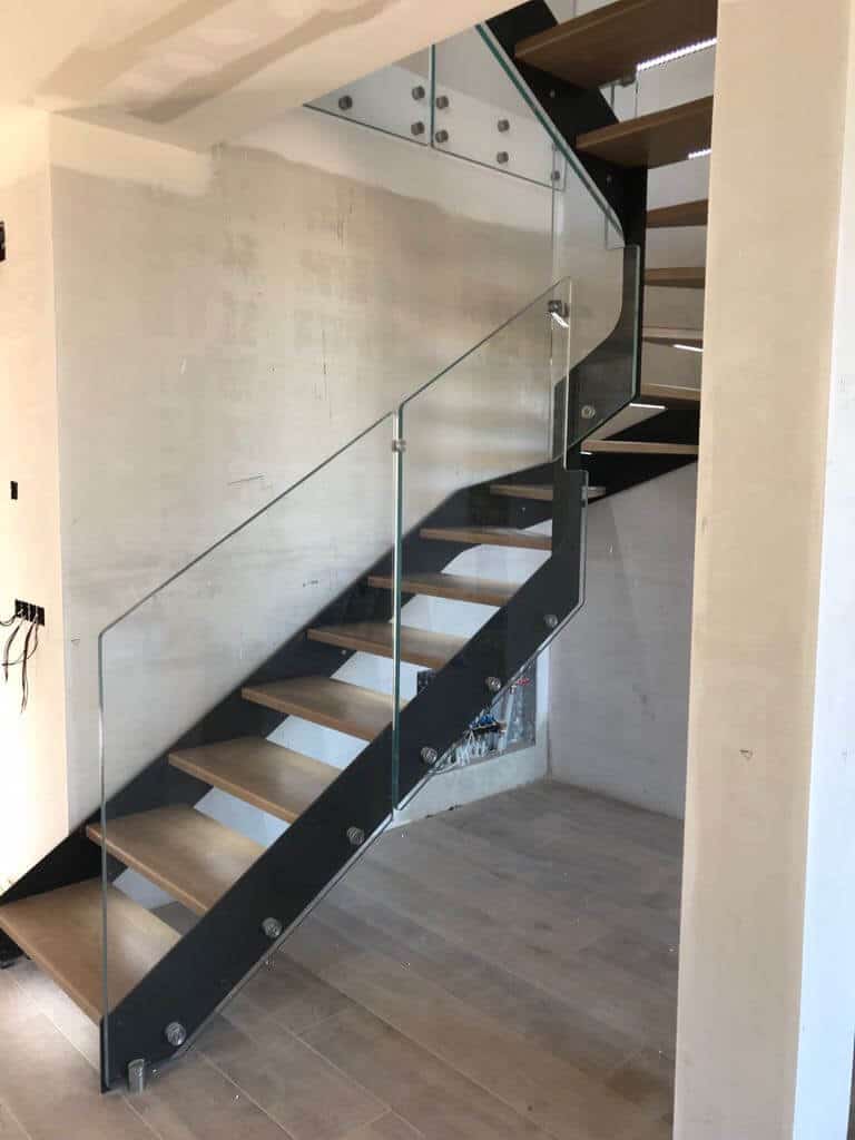 Baranda de cristal en escalera met&aacute;lica de Enesca