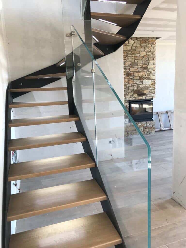 Barandilla de cristal en escalera de madera de Enesca