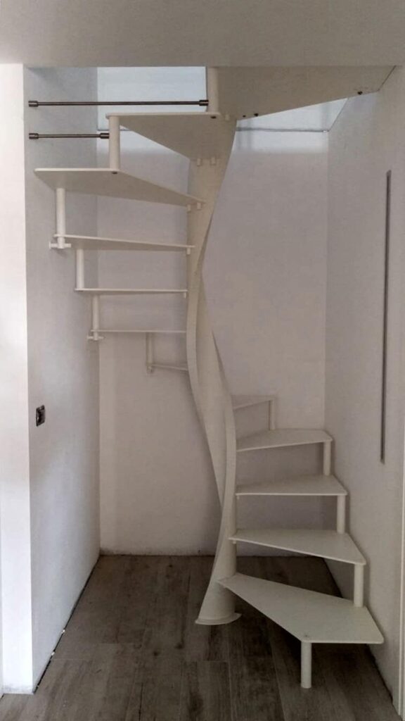 Escalera de caracol con peldaños metálicos de Enesca
