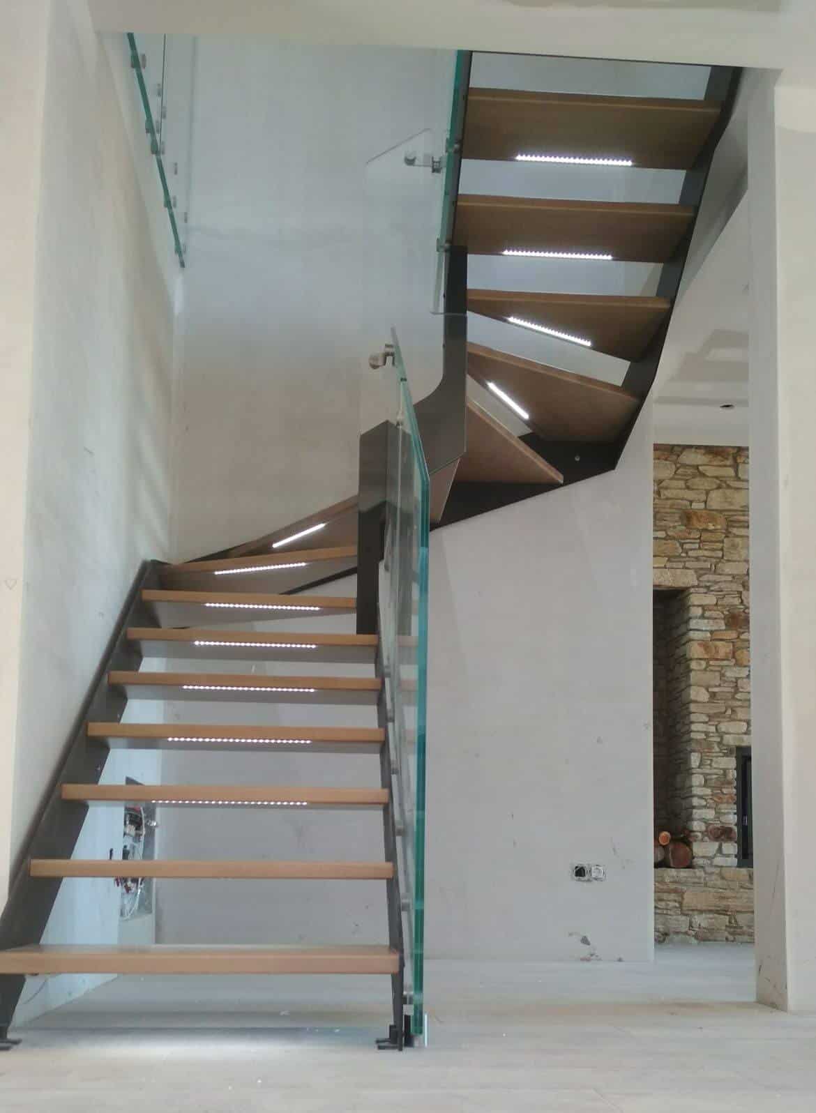 Escalera de madera con luz en los pelda&ntilde;os de Enesca