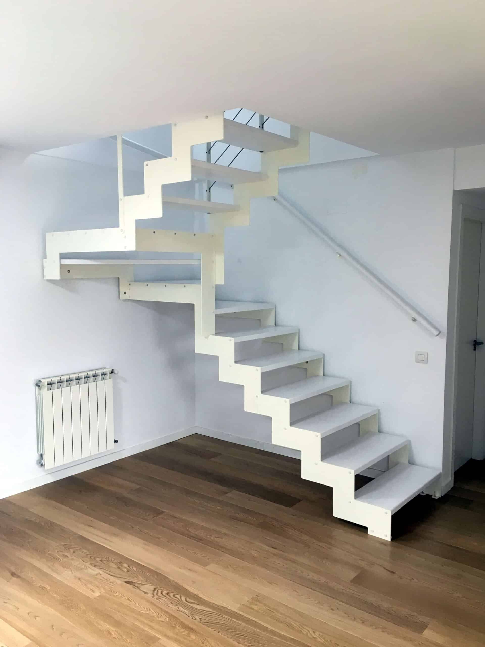 Escalera recta lacada en blanco de Enesca