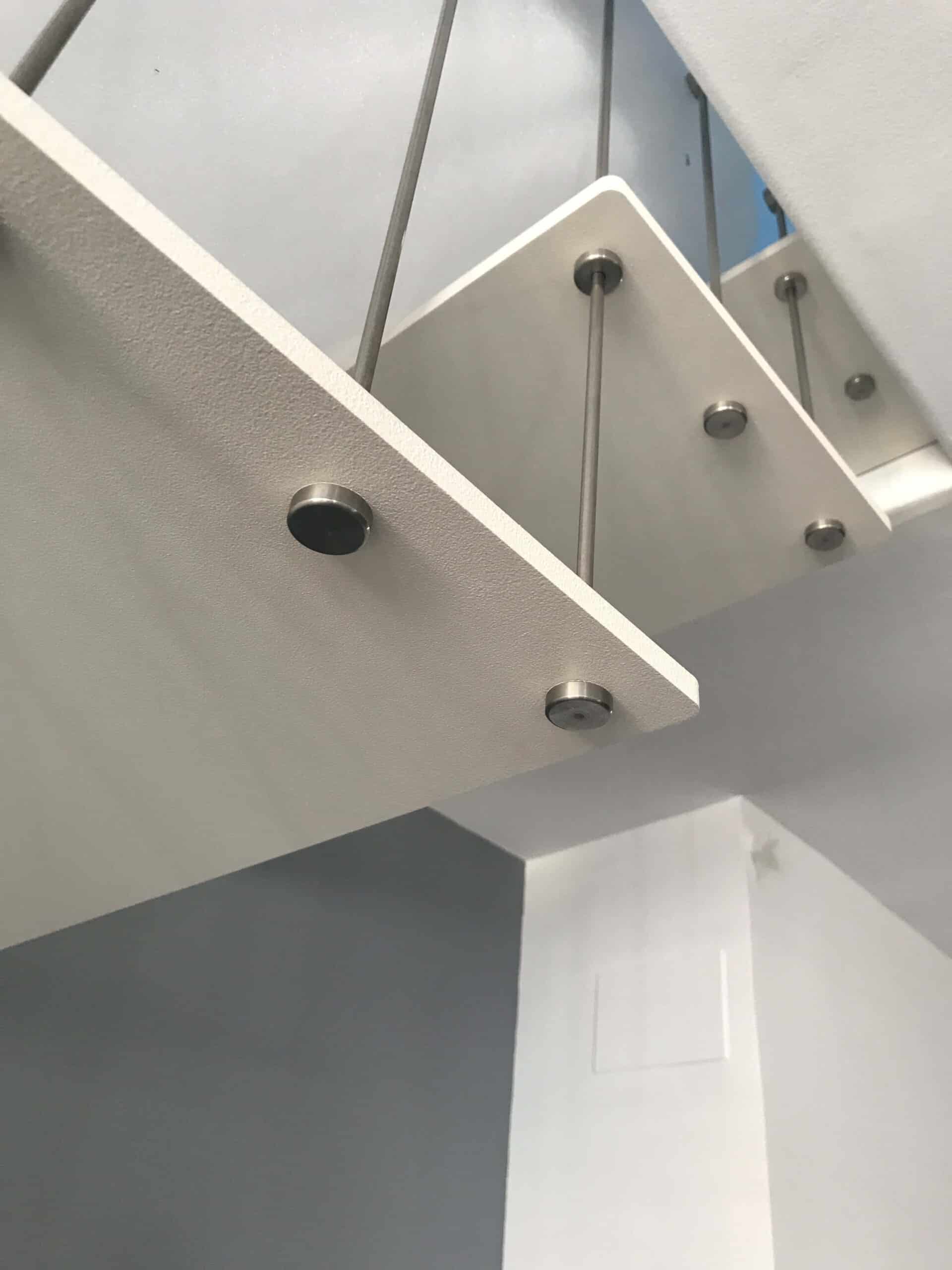 Pelda&ntilde;os met&aacute;licos y barandilla en acero inox de Enesca