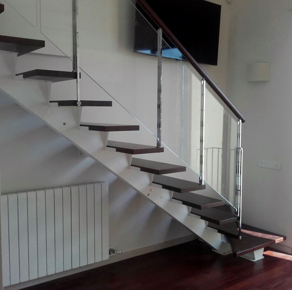 Escalera metálica con baranda de cristal de Enesca