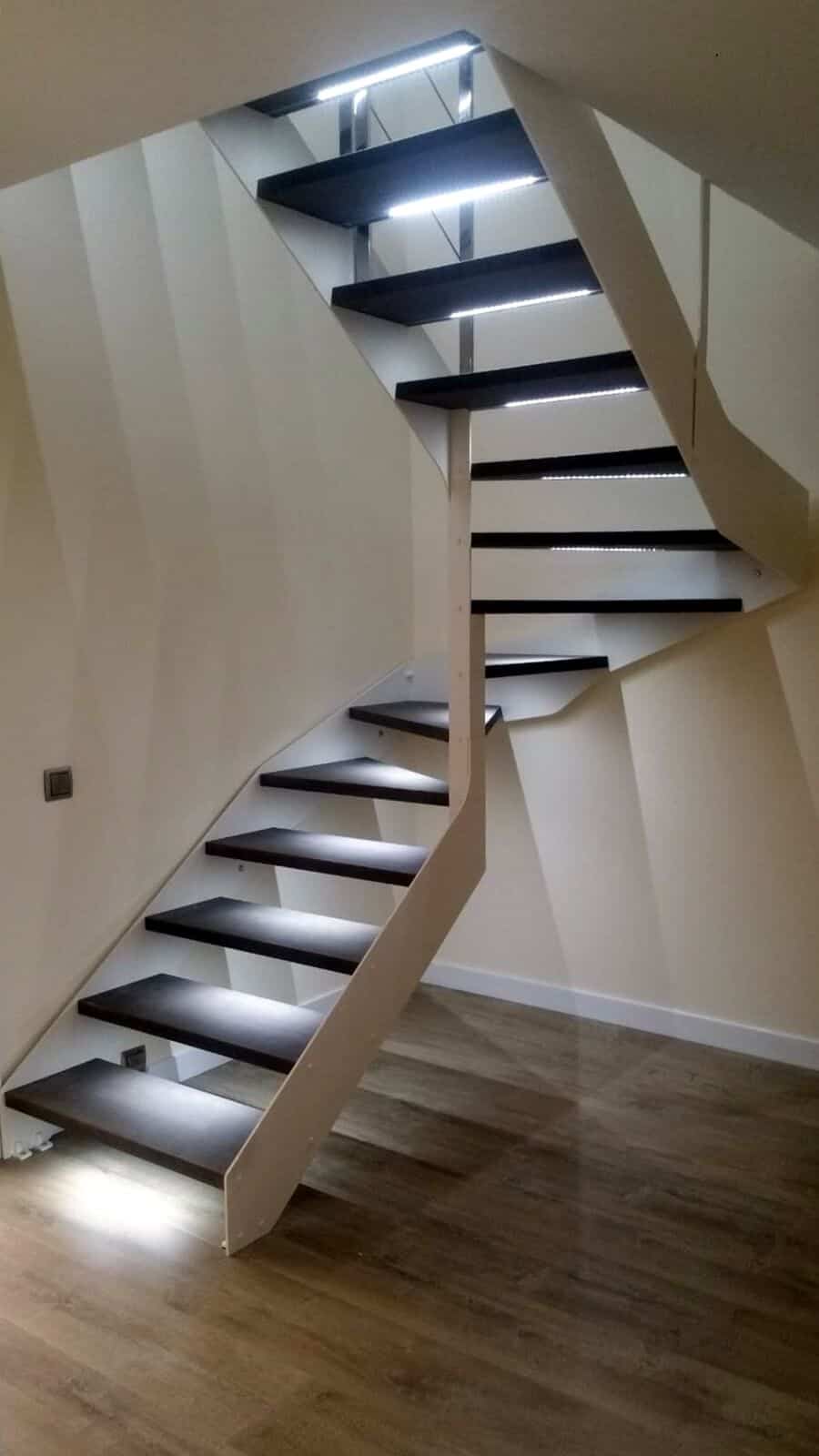 Escaleras interiores con luz de Enesca