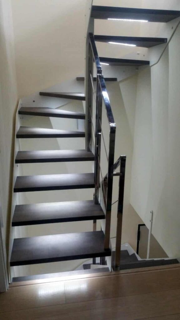 Escalera metálica con barandilla en acero inoxidable y peldaños de madera