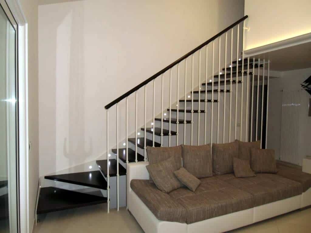 Escalera recta tanto de madera como de metal de Enesca
