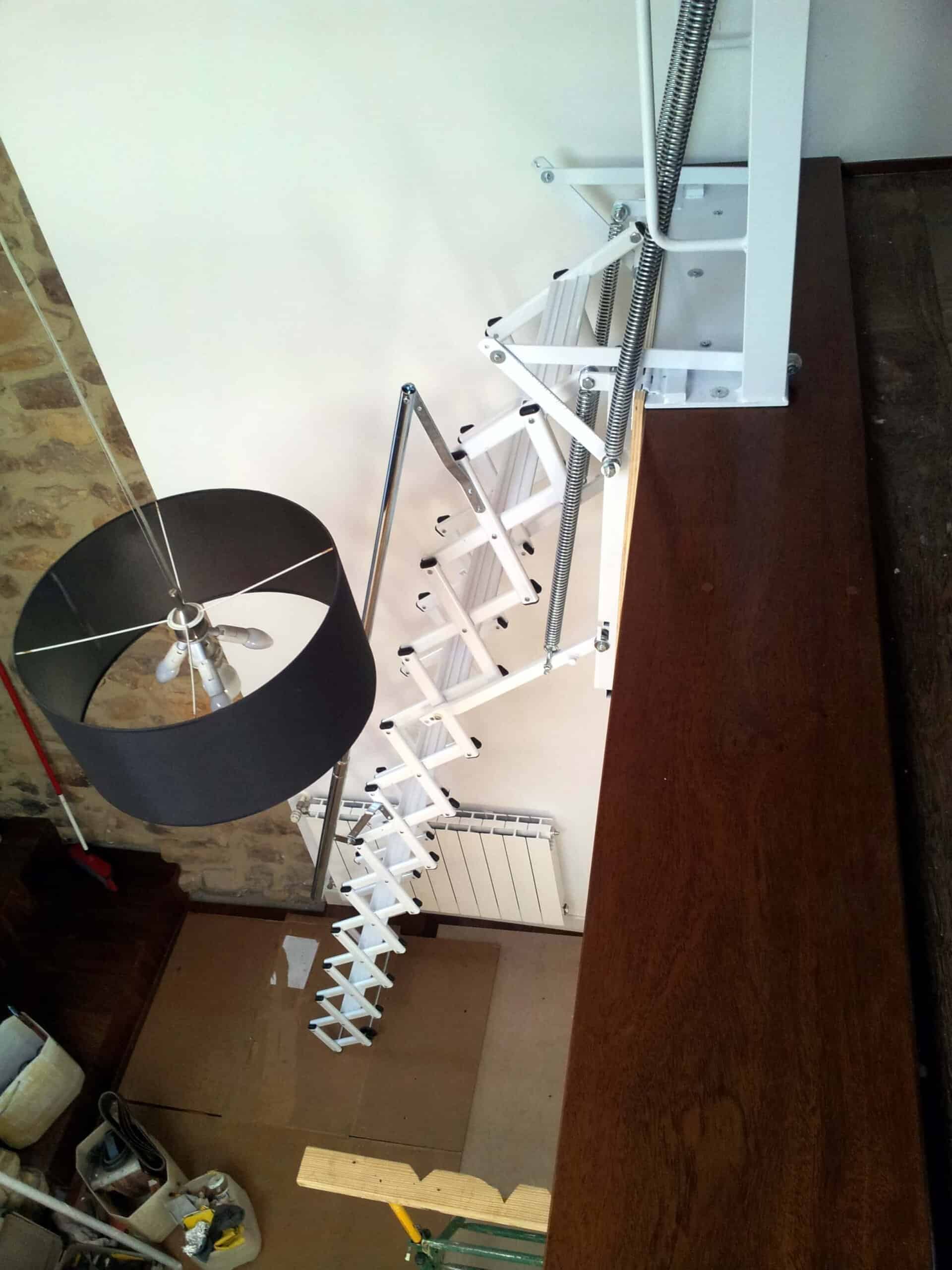Escalera Plegable para Altillo de Enesca.es