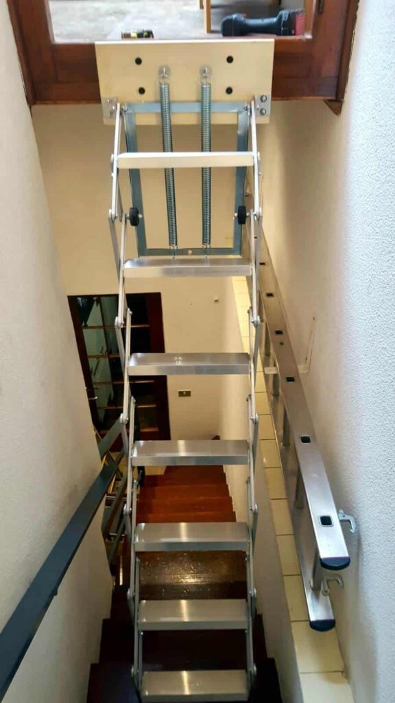 Escalera plegable para altillos mini de Enesca.es