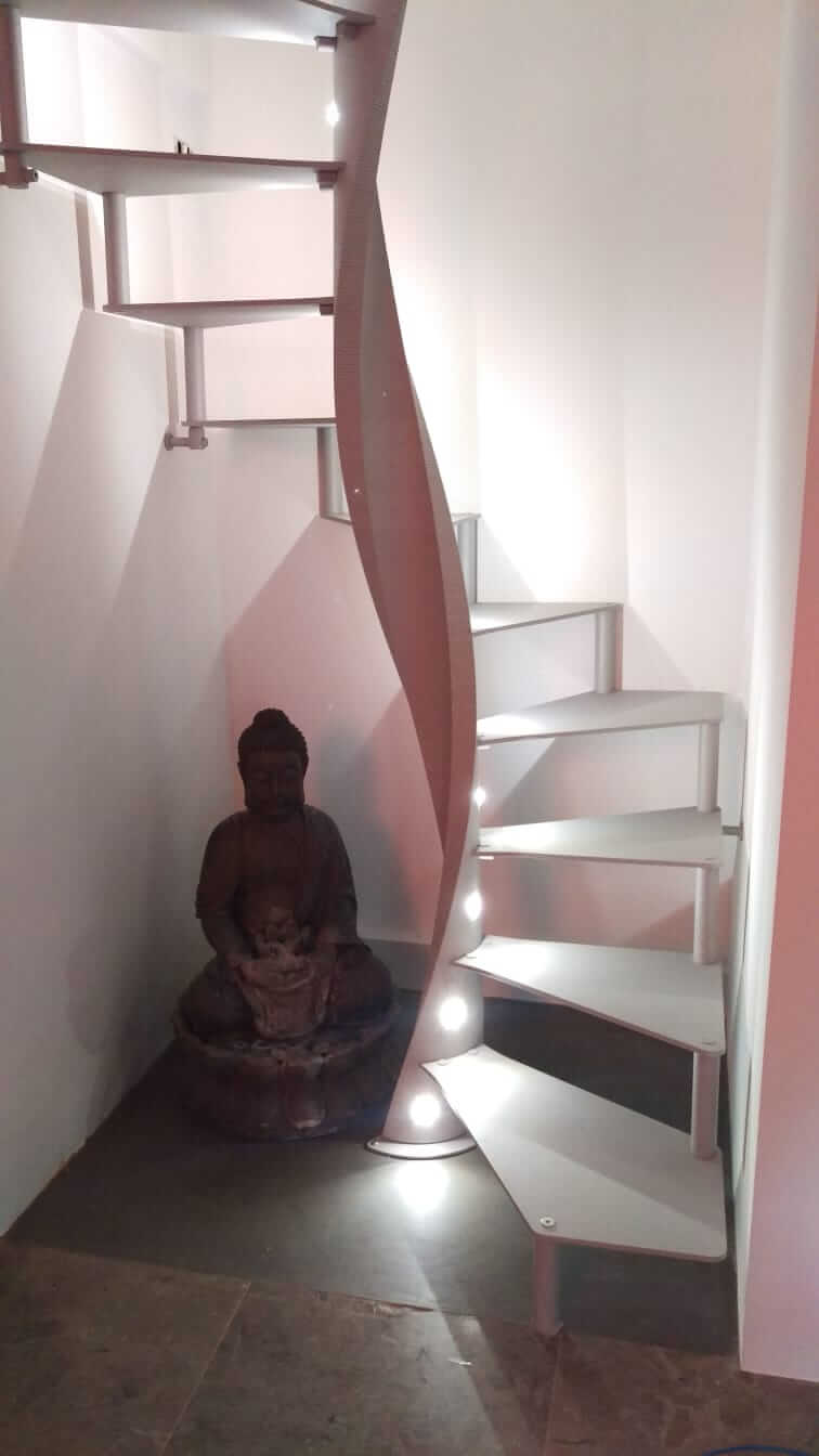 Escalera de caracol con leds de Enesca.es