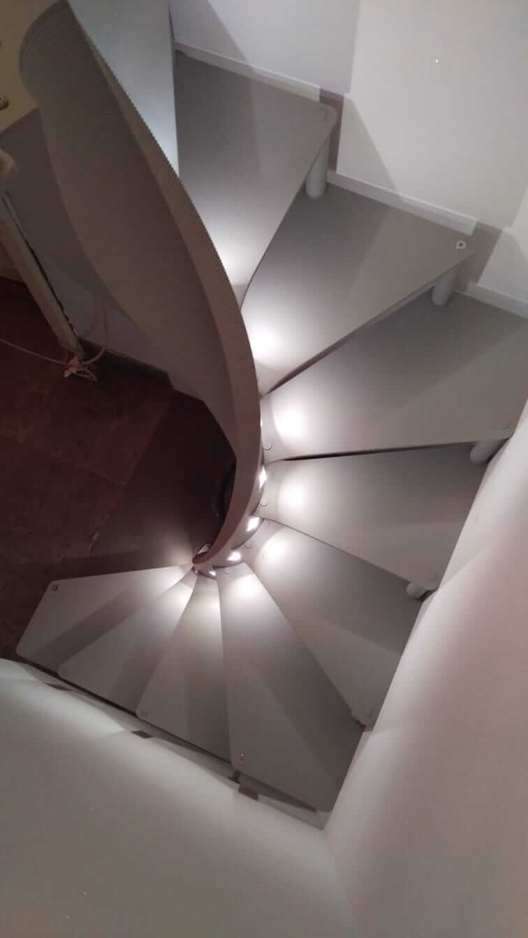 Escalera de madera con leds de Enesca.es