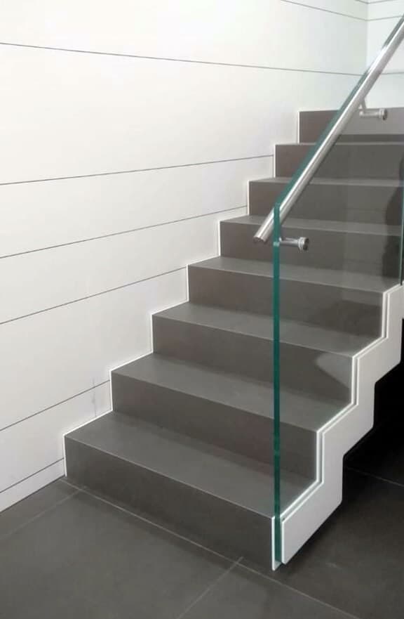 Escalera recta con baranda de cristal de Enesca