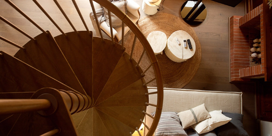 Escalera de madera elegancia y tradición de Enesca