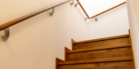 Mantenimiento de escalera de madera Enesca