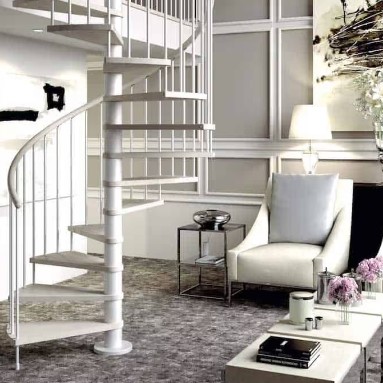 Salón con escalera de caracol blanca de Enesca