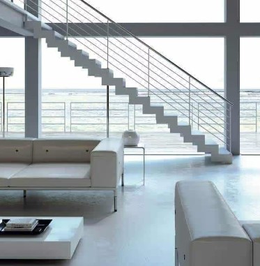Salón blanco con escalera integrada de Enesca
