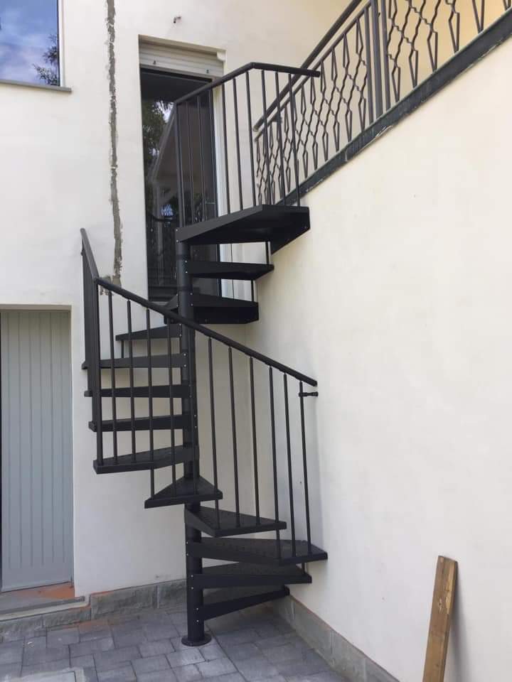 Escalera helicoidal de caracol de AKUA Z MADRID de Enesca