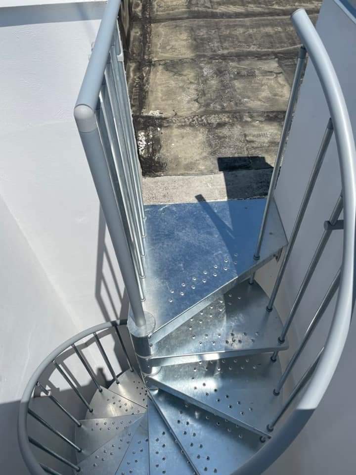 Escalera de caracol met&aacute;lica de Enesca