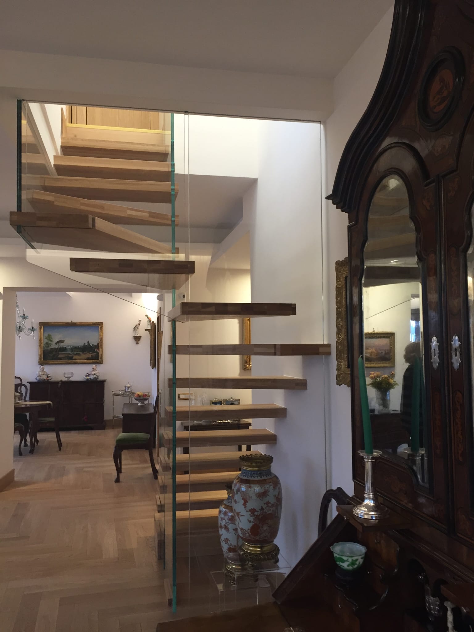 Escalera Glam de cristal con pelda&ntilde;os de madera y barandilla de cristal de Enesca